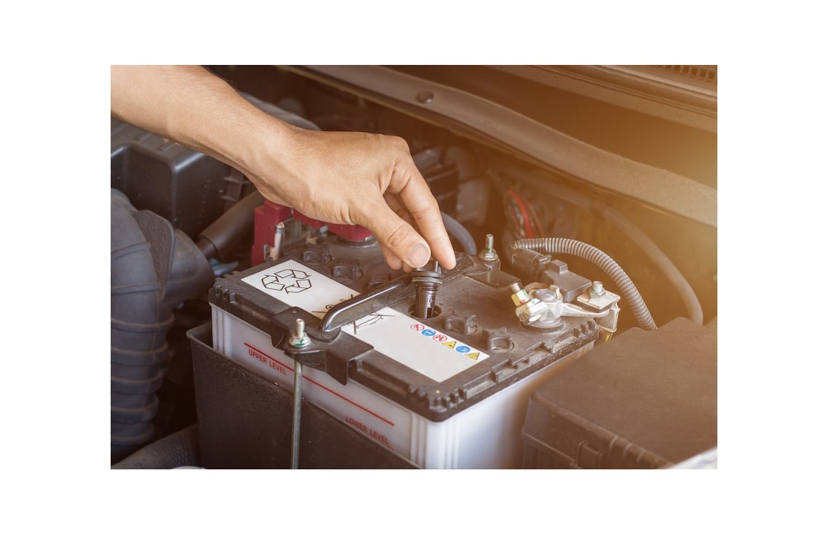 Cómo quitar la batería de un coche correctamente y por qué debes tener cuidado
